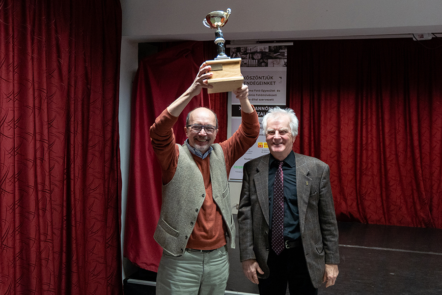 Bozzai Attila a győztes klubnak járó vándorserleggel (fotó: Ihász Martin)