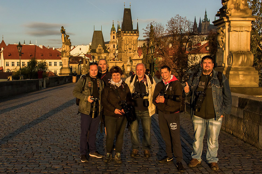 Napkeltekor a Károly hídon